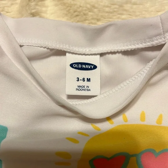 Old Navy 2-Piece Swimsuit and Sun Hat for Baby - Size 3-6M - Picture 3 of 9